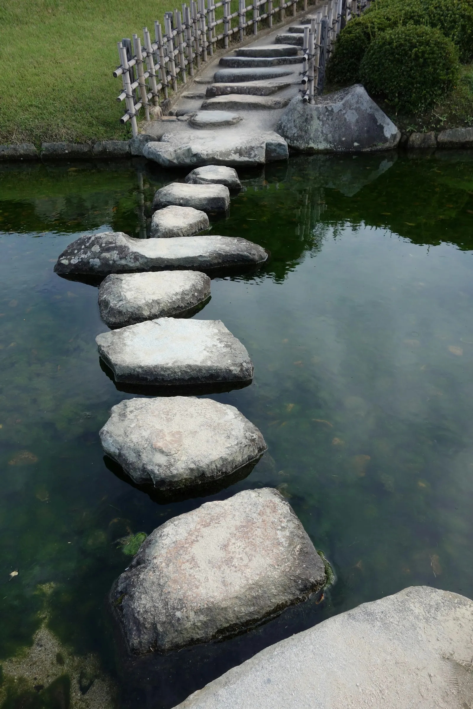 Des pierres de gué tracent un passage à travers l’eau