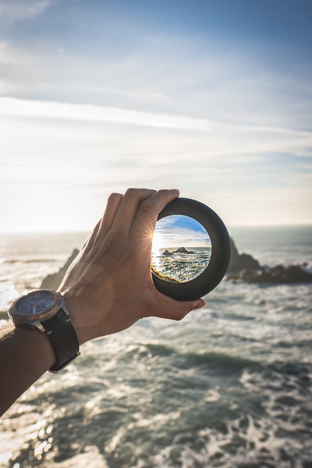 Une longue-vue tournée vers le paysage