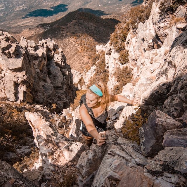 Une personne au bord d’une falaise