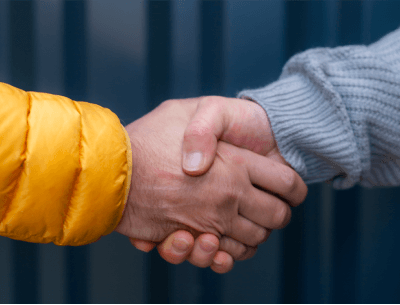 Deux mains se serrent en signe de confiance